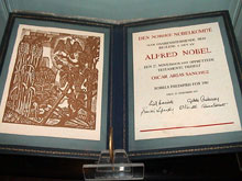 The nobel peace price from Oscar Arias Sanchez is exposed in the national museum.