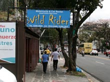 Die deutsche Motorrad und Autovermietung Wild Rider und Toyota Rent a Car sind nur wenige Meter voneindander entfernt auf dem Paseo Colon in San Jose.