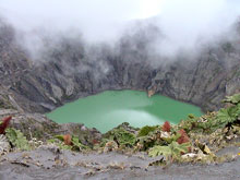 Die Farbe des Kratersees wechselt zwischen gelbgrün und grün.