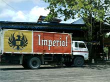 Der Imperial Lieferwagen vor Maxi's Restaurant.