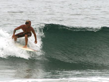 Surfer im Beachbreak von Playa Junquillal.