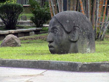 Dieser Kopf steht vor dem Museum für Costaricanische Kunst in Sabana.
