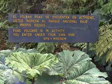 Un señal de aviso en el Parque Nacional Volcán Poás.